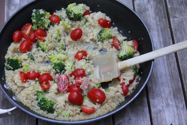 Healthy Quinoa Risotto with Broccoli & Tomatoes